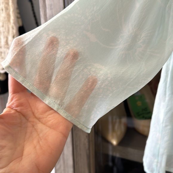 Tommy Bahama sheer 100% silk blouse three-quarter sleeve size 8 - Picture 5 of 5